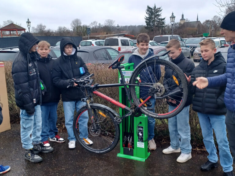 Schüler übernehmen Patenschaft für Fahrrad-Reparaturstation